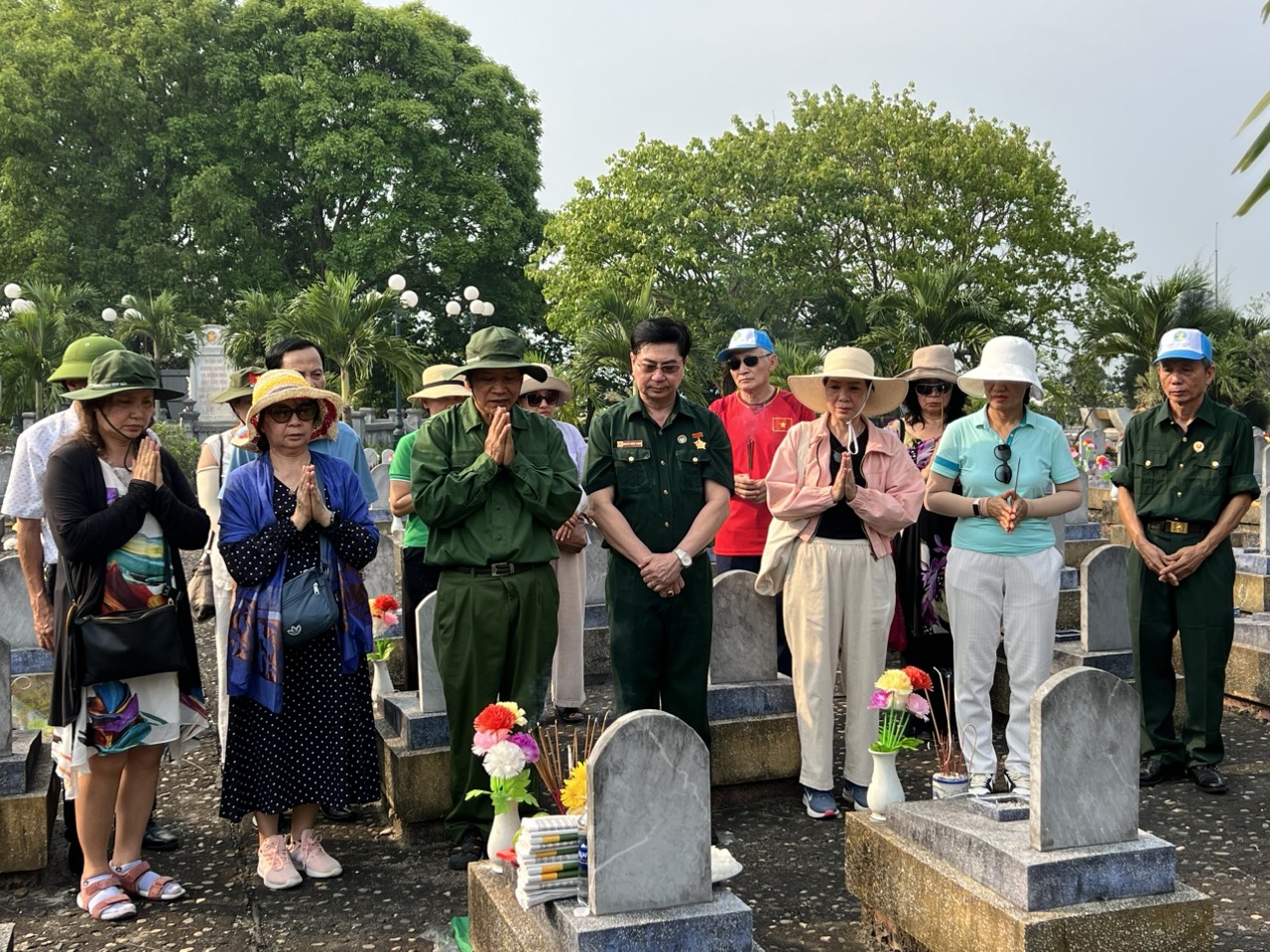 Các thành viên CLB Trái tim người lính miền Tây và gia đình , thân nhân của liệt sĩ Bùi Kim Đỉnh  tại Nghĩa trang liệt sĩ đường 9.
