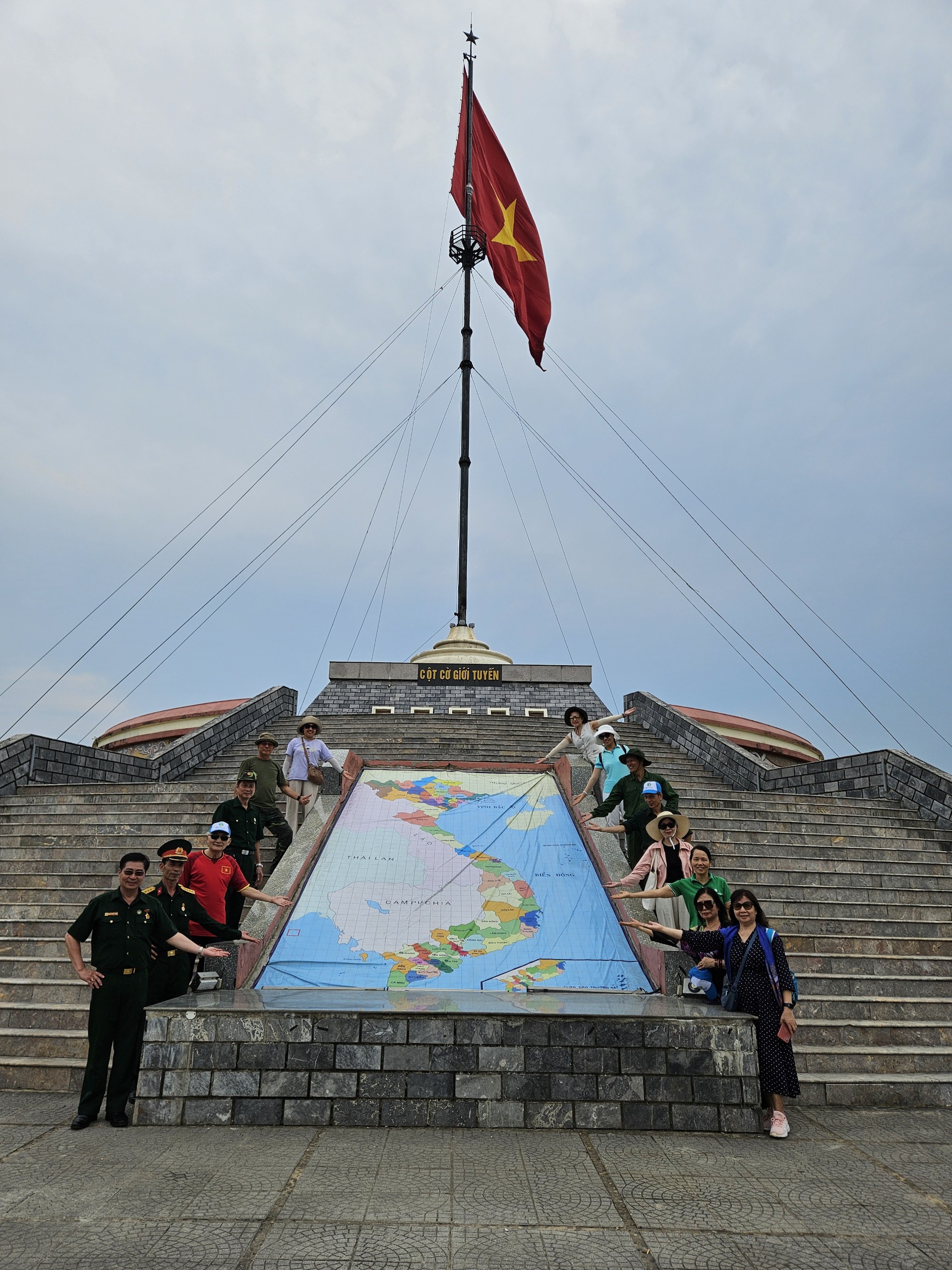 Cột cờ giới tuyến sông Bến Hải một thời bị chia cắt đôi bờ Hiền Lương