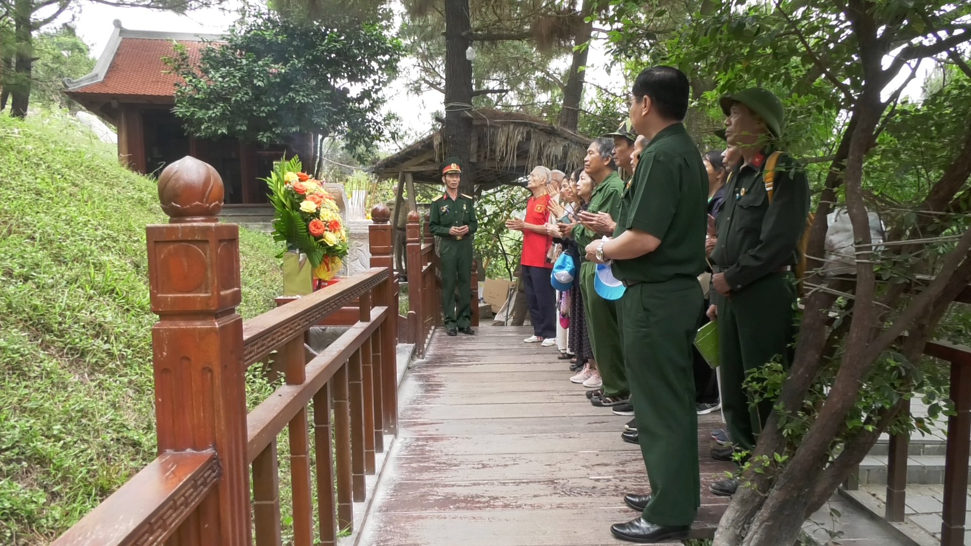 Đại tá Phạm Nghĩa Thuận đọc bài thơ trước anh linh của Đại tướng với nhiều cảm xúc