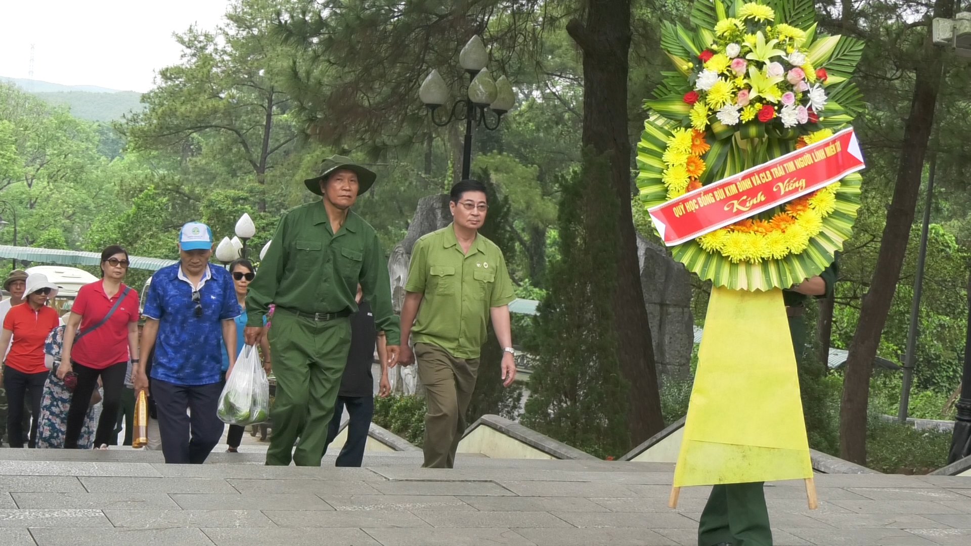 Các thành viên CLB tiến về nghĩa trang Trường Sơn trong tâm trạng bồi hồi