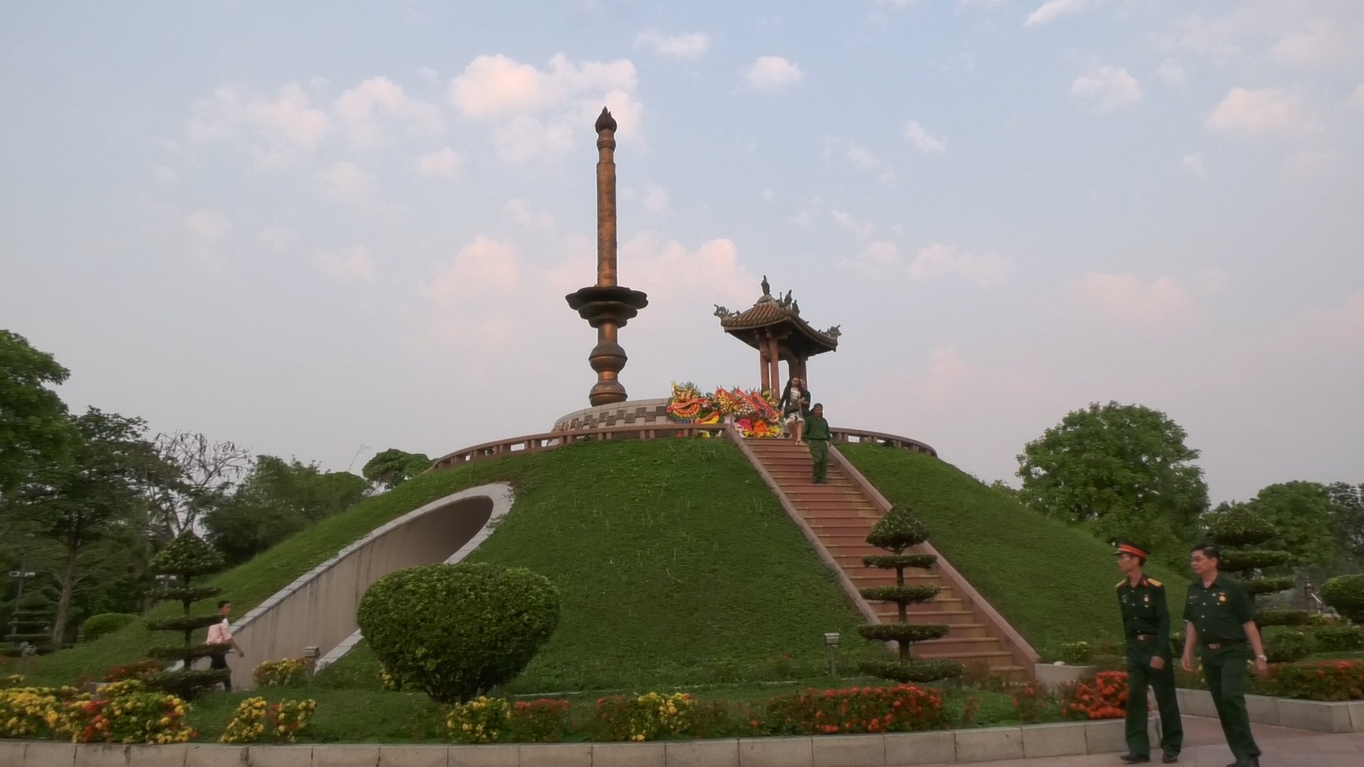 Thành Cổ Quảng Trị, nằm kế bên dòng sông Thạch Hãn được coi là nghĩa trang không nấm mồ, nhưng là ngôi mộ chung của những người lính Thành Cổ