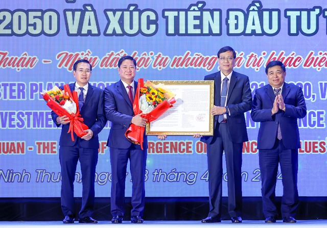 Bộ trưởng Bộ Kế hoạch và Đầu tư Nguyễn Chí Dũng trao Quyết định phê duyệt Quy hoạch tỉnh thời kỳ 2021-2030, tầm nhìn đến năm 2050 cho lãnh đạo tỉnh Ninh Thuận