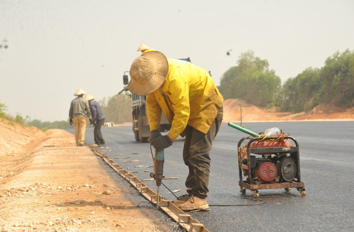 Ngày 30/4, công nhân thi công tuyến đường cao tốc Vạn Ninh - Cam Lộ làm việc bình thường