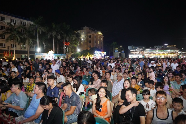 Đông đảo du khách vê dự Lễ hội khu du lịch biển Hải Tiến