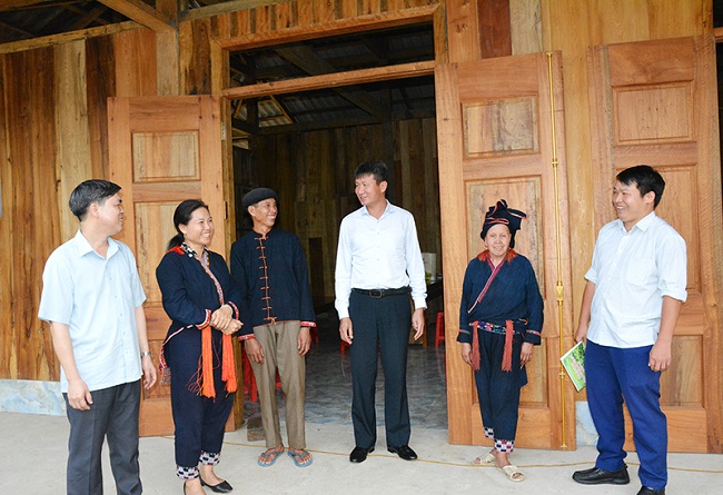 Đồng chí Trần Huy Tuấn (người đứng giữa) - Chủ tịch UBND tỉnh Yên Bái thăm hộ gia đình ông Triệu Văn Hín, thôn Tà Lành, xã Nậm Lành, huyện Văn Chấn