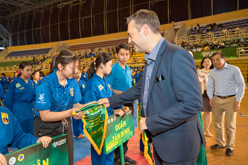 Ông Yannis Dramis - Giám đốc Truyền thông và Dịch vụ Tiếp thị Nestlé Việt Nam trao cờ lưu niệm cho các đội thi đấu