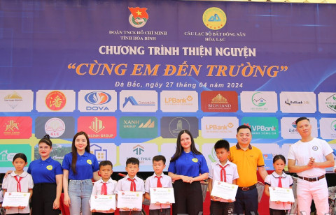 200 bicycles are donated to kids in Da Bac District (Hoa Binh) by the Hoa Lac Real Estate Club
