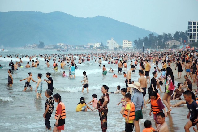 The long holiday and hot weather have caused tourist destinations and coastal tourist areas to become overloaded