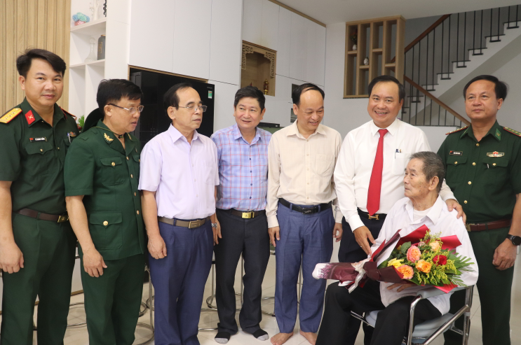 Chủ tịch UBND tỉnh Võ Văn Hưng tặng quà cho ông Trần Hữu Nhì (sinh năm 1934), ở khu phố Tân Vĩnh, TP. Đông Hà