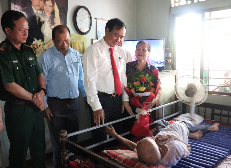 Chủ tịch UBND tỉnh Võ Văn Hưng thăm hỏi sức khỏe, tình hình gia đình ông Hoàng Ngọc Liêm (sinh năm 1929), ở Khóm 1, thị trấn Hồ Xá, huyện Vĩnh Linh