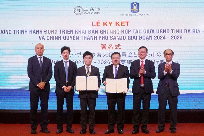 Representatives of the People’s Committee of Ba Ria - Vung Tau province and the Government of Sanjo City, Niigata Prefecture, Japan signed a Memorandum of Understanding on establishing friendly relations and cooperation between the two localities for the period 2024-2026 under the witness of the leaders of the two sides