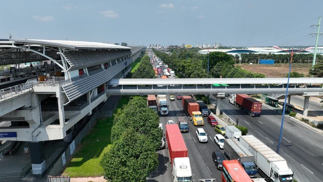 TP. Hồ Chí Minh hoàn thành 2 cầu bộ hành kết nối tuyến Metro số 1
