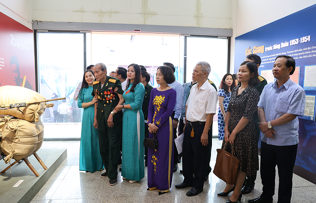 Các đại biểu và khách mời tham quan trưng bày triển lãm