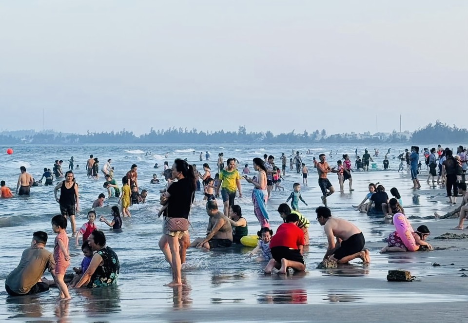 Biển Mỹ Khê (xã Tịnh Khê, TP Quảng Ngãi) đón lượng lớn người dân, khách du lịch đến để thưởng thức hải sản và giải nhiệt trong những ngày nắng nóng cao điểm