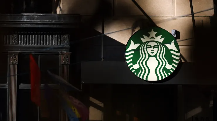 Biển hiệu Starbucks bên ngoài một cửa hàng ở Washington, DC