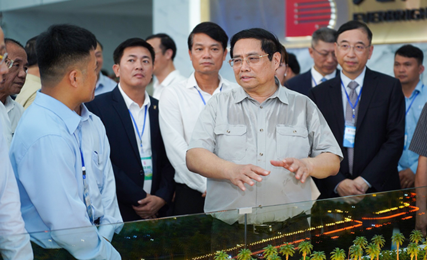 Thủ tướng Chính phủ Phạm Minh Chính cùng lãnh đạo tỉnh tham quan quy trình vận hành Nhà máy xử lý rác thải sinh hoạt Phú Sơn (Thị xã Hương Thủy)