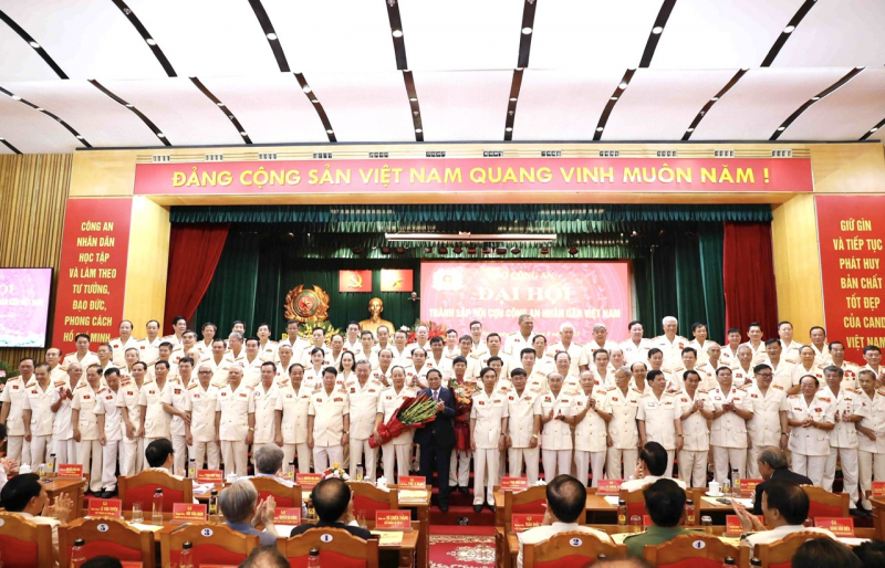 Thủ tướng Chính phủ Phạm Minh Chính; Đại tướng Tô Lâm, Bộ trưởng Bộ Công an tặng hoa chúc mừng Ban chấp hành Hội Cựu CAND Việt Nam nhiệm kỳ 2023-2028 (tháng 8/2023).