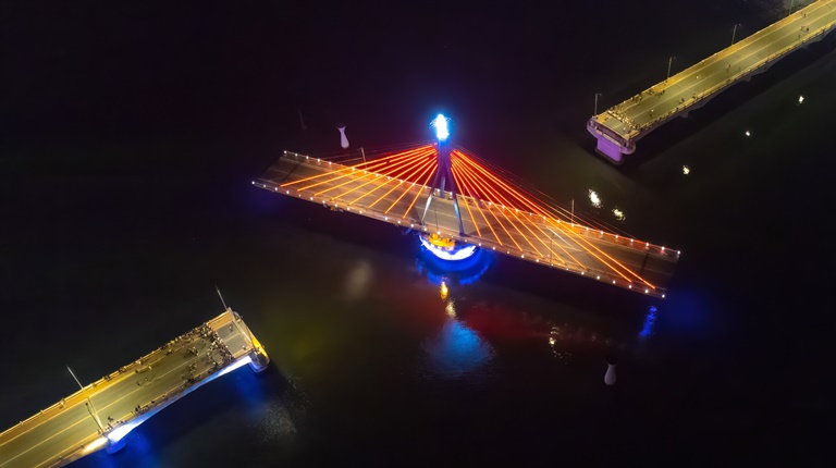 Cầu quay Sông Hàn được xây dựng bằng tiền đóng góp của chính người dân Đà Nẵng. Ảnh: Nguyễn Trình