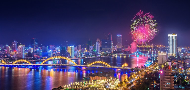 Sông Hàn rực rỡ trong đêm Lễ hội pháo hoa Đà Nẵng DIFF. Ảnh: Kim Liên