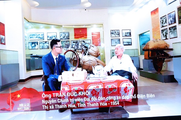 Ông Trần Đức Khôi, nguyên Chính trị viên Đại đội Dân công xe đạp thồ Điện Biên trao đổi với phóng viên truyền hình