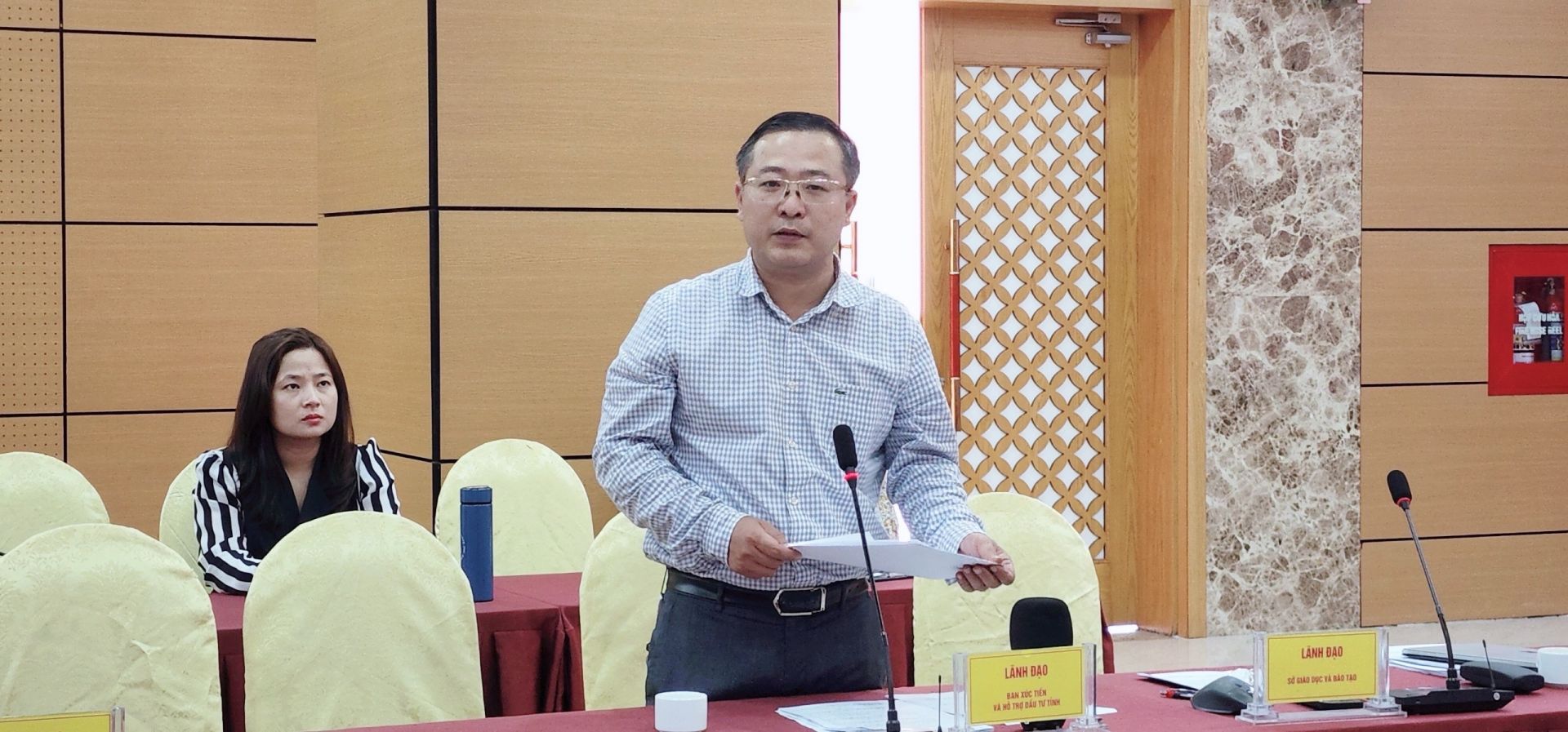 Ông Nguyễn Đoàn Đình Cường lãnh đạo ban xúc tiến và hỗ trợ đầu tư tỉnh Quảng Ninh trao đổi cung cấp thông tin báo chí
