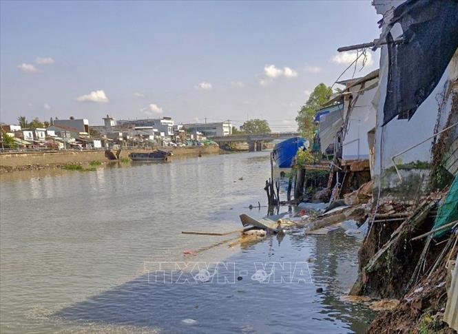 Hiện trường vụ sạt lở trên sông Trà Nóc đoạn qua phường Trà An, quận Bình Thủy, TP. Cần Thơ sáng 3/4, ảnh hưởng đến 7 ngôi nhà của người dân. Ảnh: TTXVN phát