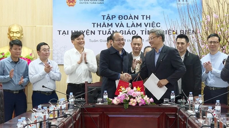 UBND huyện Tuần Giáo ký Biên bản ghi nhớ với Tập đoàn TH về hợp tác phát triển vùng lõi mắc ca giai đoạn I trên địa bàn huyện