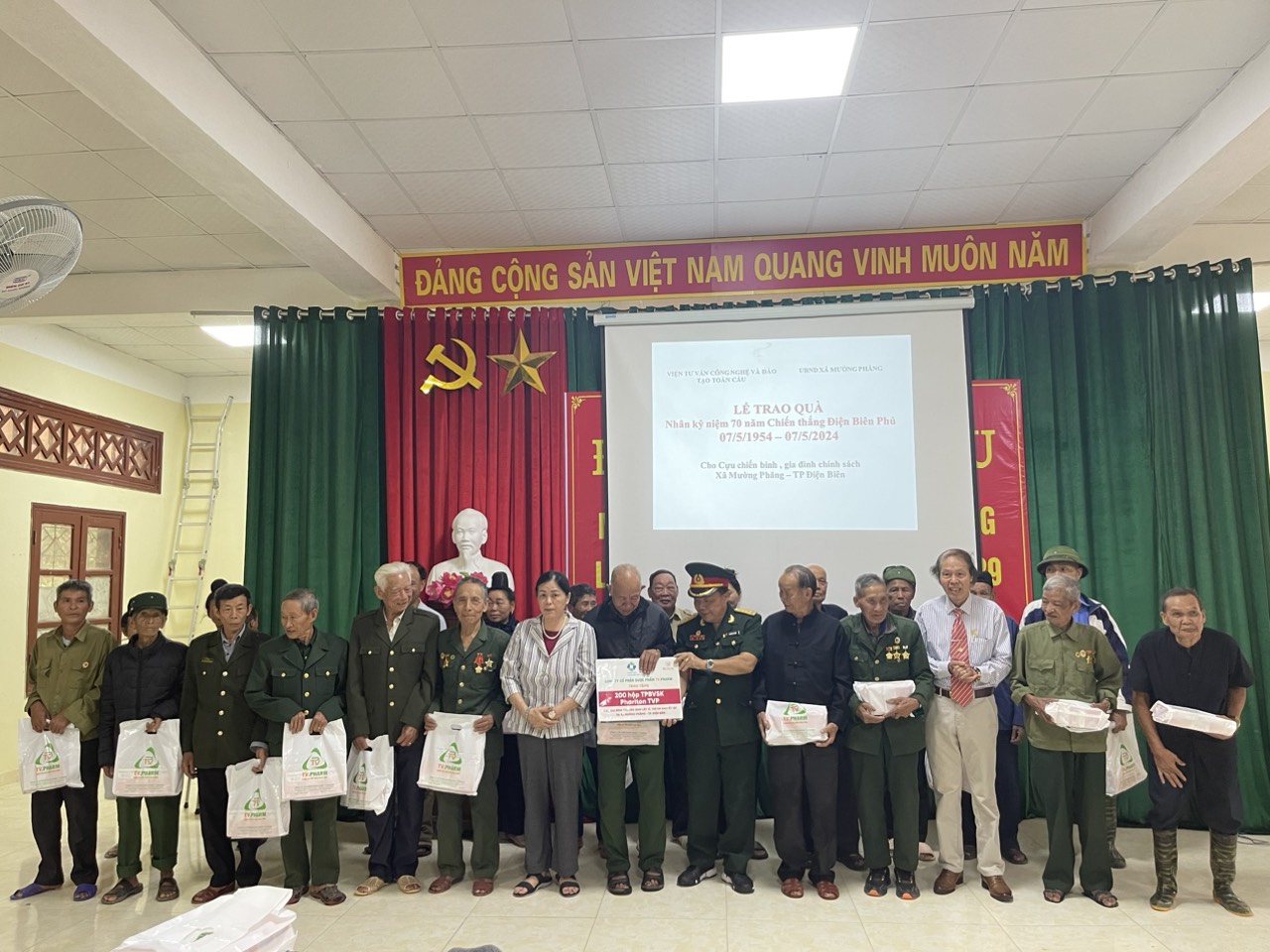 Tại  xã Mường Phăng (tỉnh Điện Biên) đoàn cựu chiến binh, chiến sĩ Điện Biên và gia đình có công với cách mạng nhận thuốc bổ Phariton - TVP từ đoàn công tác