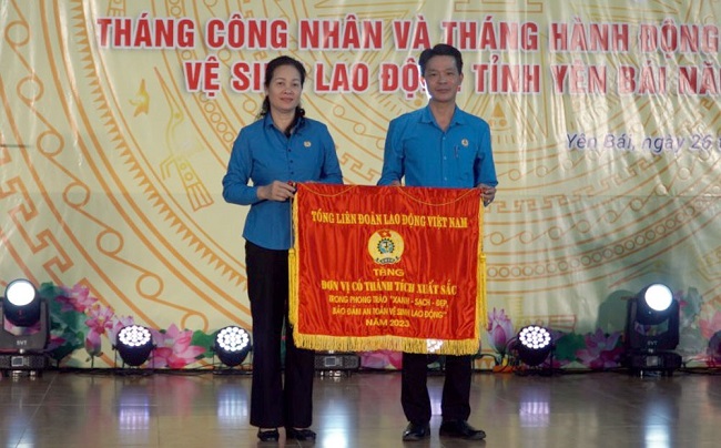 Năm 2023, LĐLĐ huyện Trấn Yên được nhận cờ thi đua vì đã có thành tích xuất sắc trong phong trào thi đua Xanh - sạch - đẹp, bảo đảm ATVSLĐ của Tổng LĐLĐ Việt Nam