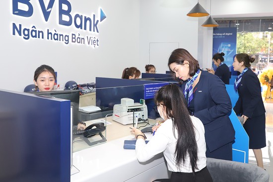 Khách hàng đến giao dịch mở tài khoản tại Ngân hàng Thương mại Cổ phần Bản Việt Phú Thọ (BVBank)