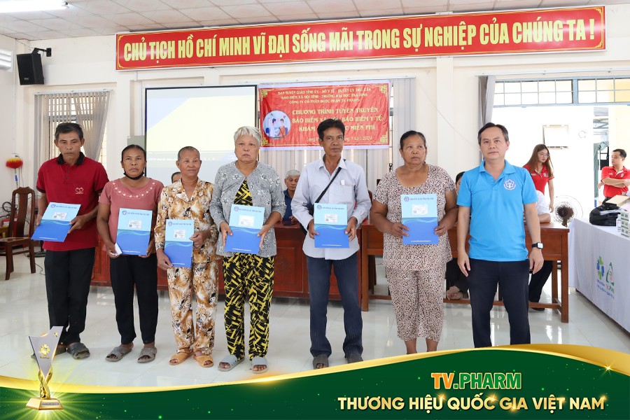 TV.PHARM tổ chức khám tư vấn, cấp phát thuốc, tặng quà và thẻ Bảo hiểm y tế - BHYT cho hơn 500 bà con tỉnh Trà Vinh
