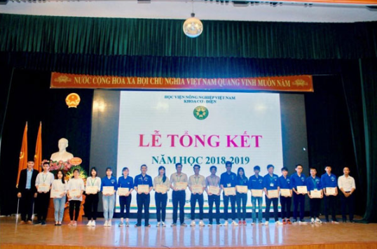 Sinh viên nhận học bổng do Công ty cổ phần thương mại và dịch vụ Tokai Việt Nhật tài trợ