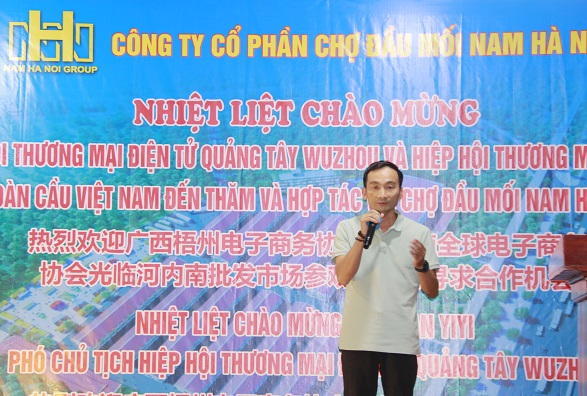 Ông Xi Yiyi – Phó chủ tịch Hiệp hội thương mại điện tử tỉnh Quảng Tây, Trung Quốc phát biểu ý kiến