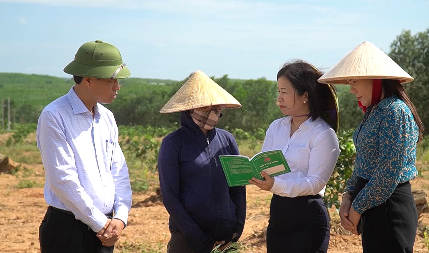 Ngân hàng chính sách xã hội huyện Cam Lộ, tỉnh Quảng Trị đã có nhiều nỗ lực giúp bà con nông dân tiếp cận nguồn vốn ưu đãi một cách thuận lợi nhất