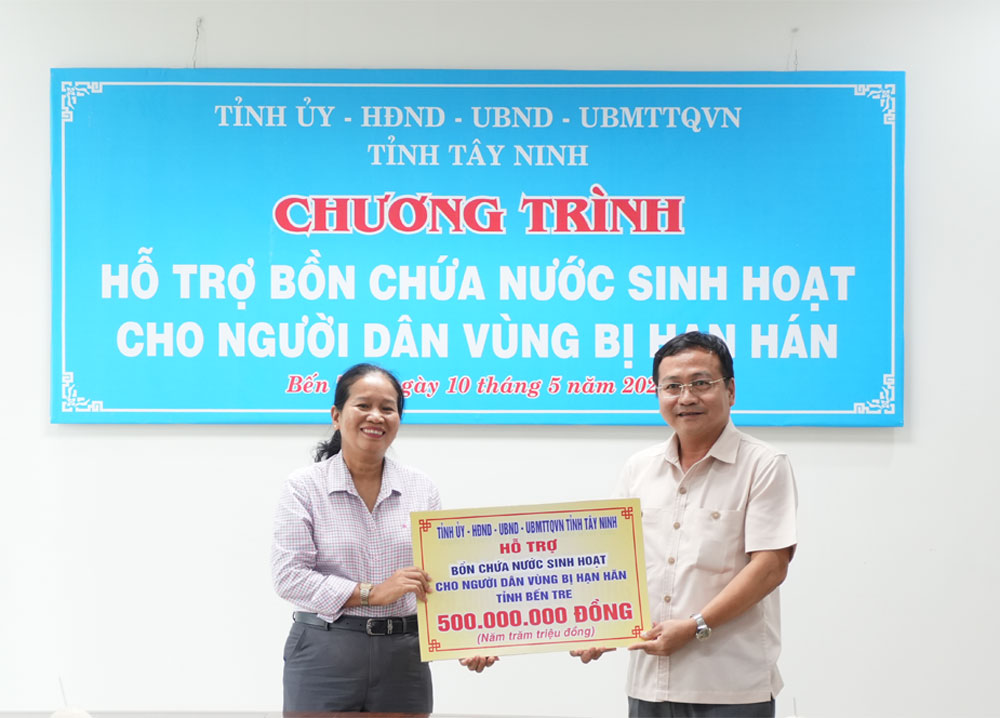 Trao kinh phí 500 triệu đồng mua bồn chứa nước cho người dân vùng hạn mặn tỉnh Bến Tre. (Ảnh: Huyền Trang)