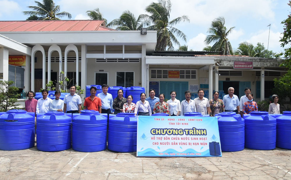 Trao bồn chứa nước cho người dân xã An Hiệp, huyện Ba Tri. (Ảnh: Huyền Trang)