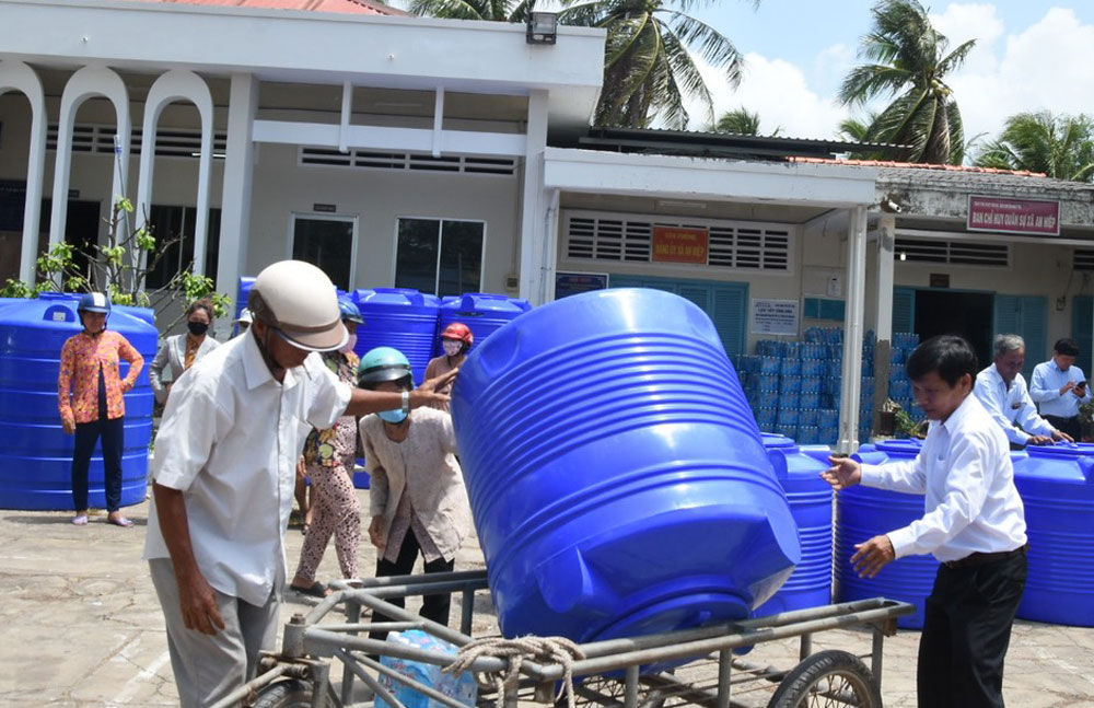 Các hộ dân bày tỏ niềm vui khi nhận các bồn chứa nước. (Ảnh: Huyền Trang)