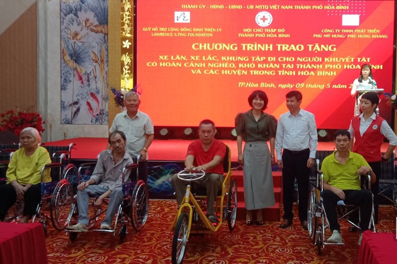 Công ty TNHH Phú Hưng Khang và Quỹ hỗ trợ cộng đồng Đinh Thiện Lý trao tặng xe lăn cho người khuyết tật