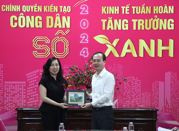 Phó Chủ tịch Uỷ ban nhân dân tỉnh Trần Trí Quang
 tặng quà lưu niệm cho Thứ trưởng Bộ Ngoại giao Lê Thị Thu Hằng