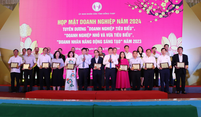 Bí thư Tỉnh ủy Lê Quốc Phong, Chủ tịch Ủy ban nhân dân tỉnh Phạm Thiện Nghĩa tuyên dương 24 Doanh nghiệp tiêu biểu năm 2023