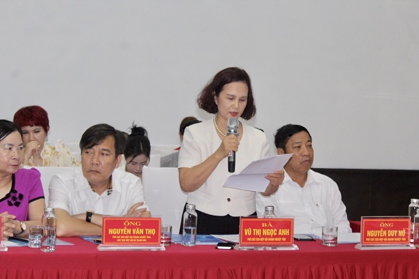 Bà bà Vũ Thị Ngọc Anh, Giám đốc Công ty CP thiết bị giáo dục Hồng Đức trình bày tham luận