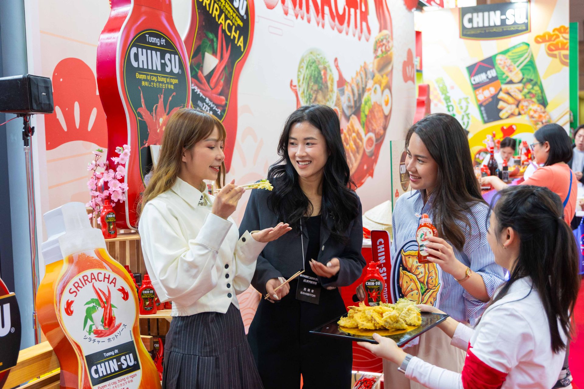 Người tiêu dùng Nhật Bản hào hứng đón nhận sản phẩm tương ớt CHIN-SU Sriracha mới.jpg