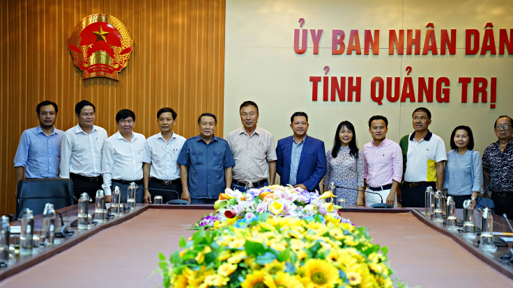 Phó Chủ tịch Thường trực UBND tỉnh Hà Sỹ Đồng chụp ảnh lưu niệm với đoàn doanh nghiệp Thái Lan
