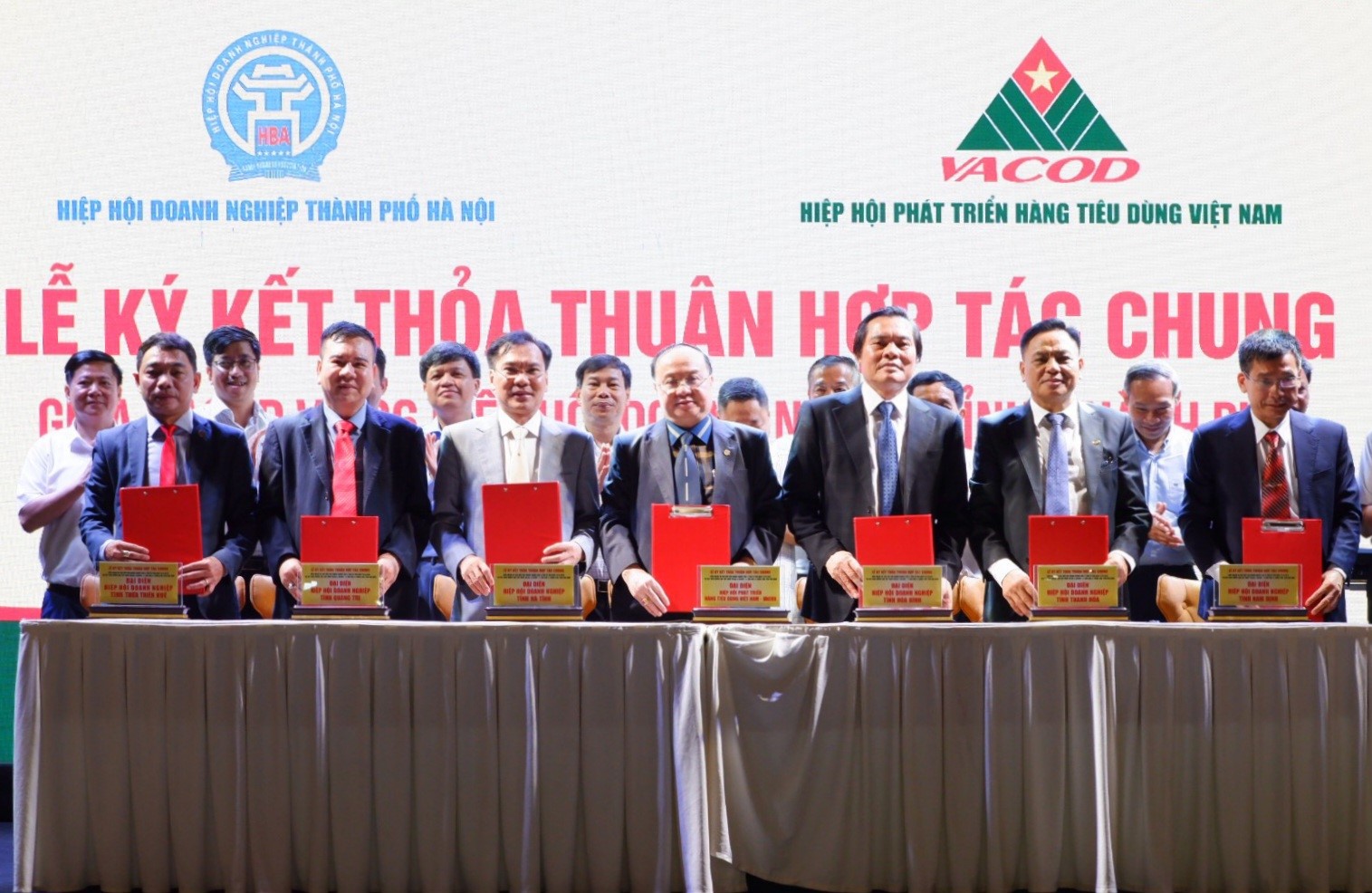 VACOD ký kết thoả thuận hợp tác chung với hiệp hội doanh nghiệp 6 tỉnh Hòa Bình, Nam Định, Thanh Hóa, Hà Tĩnh, Quảng trị, Thừa Thiên Huế