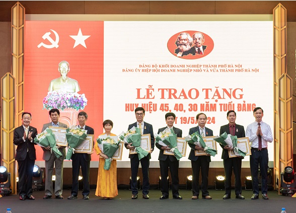 Hanoisme tổ chức trao Huy hiệu 30, 40, 45 tuổi Đảng cho các đảng viên của Hiệp hội