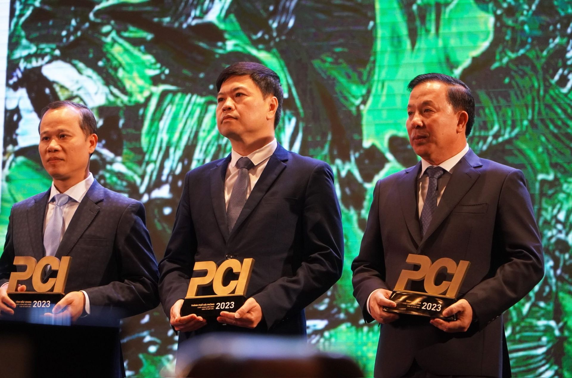 Chủ tịch UBND tỉnh Long An – Nguyễn Văn Út (bìa phải) nhận Cúp PCI 2023