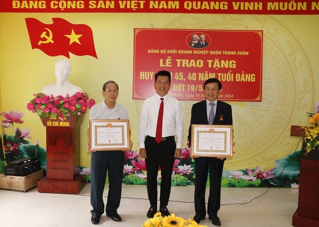 Đồng chí Nguyễn Văn Minh - Bí thư Đảng ủy Khối doanh nghiệp quận Thanh Xuân trao Huy hiệu 45 năm, 40 năm tuổi Đảng cho đảng viên các Chi bộ trực thuộc.