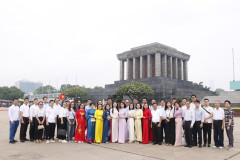 Đoàn đại biểu Đảng bộ Khối doanh nghiệp quận Thanh Xuân vào Lăng viếng Chủ tịch Hồ Chí Minh và tổ chức trao tặng Huy hiệu Đảng cho đảng viên
