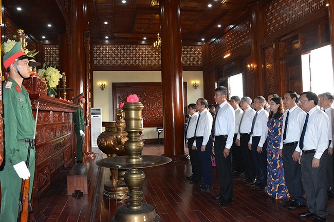 Các đồng chí lãnh đạo tỉnh dâng hương tưởng niệm Chủ tịch Hồ Chí Minh tại Khu Di tích lịch sử Quốc gia Lễ đài Sân vận động thành phố Yên Bái