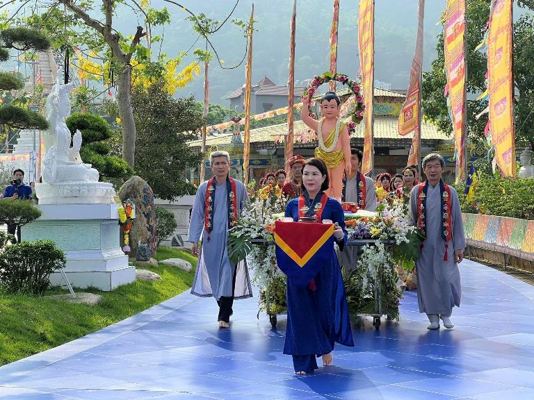Lễ cung rước Phật đản sinh vi nhiễu Bảo tháp Mandala Tây Thiên